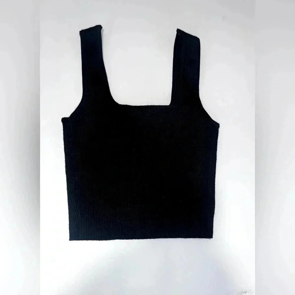 Black small crop top ribbed